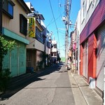 進来軒 - この路地の左側が店！