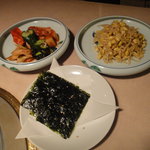 眞一館 - キムチ盛り　豆もやしナムル　韓国のり