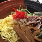 AGU Ramen - 錦糸卵とクラゲも乗ってる