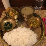 ネパール料理バルピパル - カレー（タルカリ？）1種のダルバート
      初回訪問時の方が旨かった
      