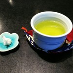 花菱 - 最初に出てくる和三盆の干菓子とお茶