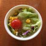 日比谷松本楼 - カレーについたサラダ