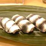 すし処半田 - 新子の握りです。6月あたりがお楽しみ時ですね。