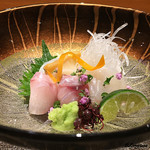 丸新 - 長崎県産のどぐろ(紅瞳)と宮城県産の活鮃の造り