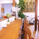 緑町cafe - １枚板の立派なカウンターは５席