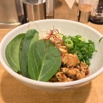 カーザ ルカ - ラー博は俺の社員食堂。  ミニペペロンチーノ和え麺、5辛！  ヤサイプリタツでヘルシーに見えるが、その下には赤いタレに染まった辛い麺が！  