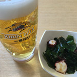 天丼てんや - 生ビール400円。タコと海藻のサラダ。