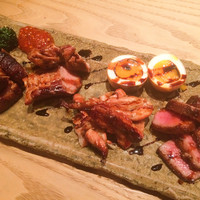食幹 渋谷 - 五種盛り 、三角バラ、岩中ポーク、合鴨、鶏セセリ、半熟卵