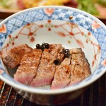 緒方 - 赤肉のステーキ丼　旨いですねぇコレ