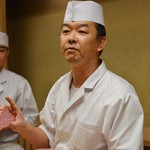 緒方 - 赤肉のステーキ丼を説明する緒方氏です