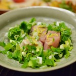 緒方 - 葱をたっぷり乗せ頂きます。羽鰹は皮目が炭で炙ってある