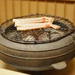緒方 - 炭で焼かれる間人蟹