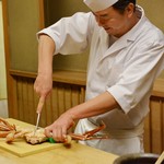 緒方 - あっという間に間人蟹が捌かれました