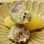 緒方 - 渋皮付きの栗を焚いた後、天ぷらにしてある。これがスイーツほどに甘くて美味