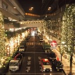 Takazu Bisutoro Viesu - 11月中旬より1月中旬まで店内の窓から見える街路樹全てにイルミネーション点灯