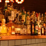 チェントロ - 棚に並ぶ豊富なアルコール類を気軽にお楽しみ下さい！
