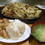 花門亭 - 「富士宮やきそば」と「幻の唐揚げ」、おにぎり2個に漬物、味噌汁