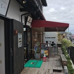 サンベ バーガー - お店外観、テラス席が見えます