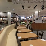 仙臺たんや利久 - 平日夜は空いてた店内。