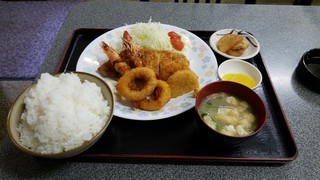 oshokujidokorozenraku - ジャンボフライ定食(1230円)です。
