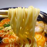 伝統熊本豚骨 伝 - 麺