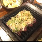 大阪焼肉・ホルモンふたご 築地店 - ココは焼いてもらってベストな状態で取り分けてくれます！