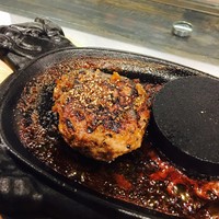 馬刺しと焼き鳥 グルマン三年坂 - 鉄板には焼き石が乗ってる