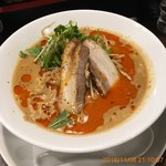 四川担担麺 阿吽 - 季節限定。スープは美味かったけど、麺がかなり細くショボイ。チャーシューが乗っていたのに感動したけど、食べてみたらなんて事はない、イマイチ。
      