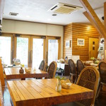 山鳩 - ウッディ―な店内