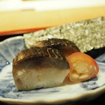 室町 和久傳 - 炙り鯖寿司海苔を巻いて頂きます。
      「2016.11夜利用」
      