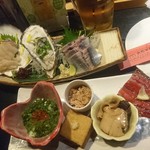 Izakaya Daichan - お通し5品（下）とおまかせ刺盛り（上）