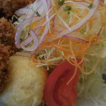 三陸広田湾産カキフライ；サラダアップ