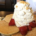 Eggs'n Things - ストロベリー、ホイップクリームとマカダミアナッツ