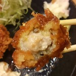 とん喜 - レアよりももうちょっと火の通ったミディアムレアな仕上がりで、中まで熱々。