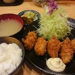 とん喜 - カキフライ(定食) １５００円(税込)  牡蠣フライの手前にはタルタルソース、右に見えるは少ポテトサラダ。蜆のお味噌汁は、敢えてなんでしょう、味薄め、ご飯はやはりふっくら固め。