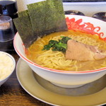 はし友ラーメン - 2016年11月　ラーメン大盛り（830円）と無料ライス