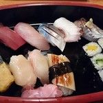 Sushi Zenni Go U Ten - この並べ方は、福笑いかな？