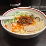 元祖 名島亭 - ラー博は俺の社員食堂。  ミニ築炉釜出しとんこつラーメソ！  トッピング無料券をいただいたので、名島辛みそ♡  辛みそが加わると、ヤミツキ度急上昇。これもイイね！