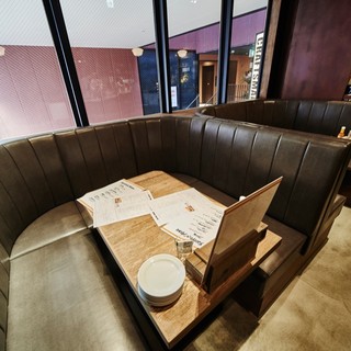 団体様にはゆったりとしたソファー席もございます！