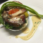 アワビの煮貝のステーキ　香草クリームソース