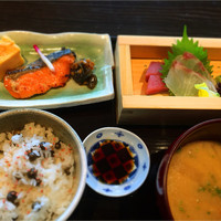 御影蔵 丸ビル - 酒蔵膳のメインとご飯、味噌汁