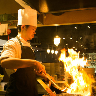 ダイナミックなオープンキッチンにてこだわりの創作お洒落中華！