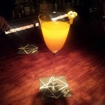 バー・バーンズ - 蜜柑のカクテル