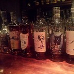 バー・バーンズ - カウンターに置かれたボトル