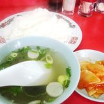 満寿亭 - 定食にはスープとご飯とお漬物がつきます。