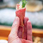 寿司栄 - 芽ネギをくるんだかましたのトロの握り