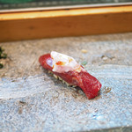 寿司栄 - 北海道産鮪の天身の握り（漬け）、皮と身の間の旨味成分を上に添えて