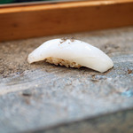 寿司栄 - 墨烏賊の握り、上には烏賊の墨から作った塩を振って...