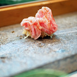 寿司栄 - 上はトロ（かま下のトロ）のミルフィーユで、下に加能蟹（能登半島で獲れる牡の蟹）の身を敷き詰めて