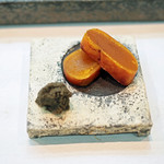 寿司栄 - からすみ、手前が大吟醸に漬けたもの、奥がブランデーに漬けたもの、それに蟹味噌を添えて...